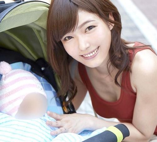 【MM号NTR】28歳のスレンダー妻がお悩み相談？！夫と赤ちゃんが外で待っているのに中出しセックスしちゃいます！？