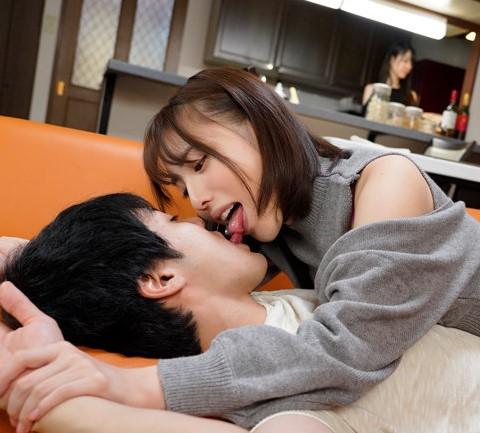 【彼女の親友】『どんなセックスしてるの？』彼女の親友にアナルを刺激されてチンポがギンギンになってしまうダメなボク！？