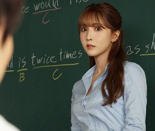 『教師も一人の女だった？！』許されないと分かっていながらも男子生徒を愛し、誘惑してしまう美人教師？！【三上悠亜】