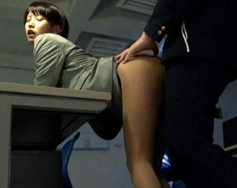 【湊莉久】スレンダー系美人OLが深夜のオフィスで警備員に襲われる？！興奮して自らチンポを求め始めてしまう？！
