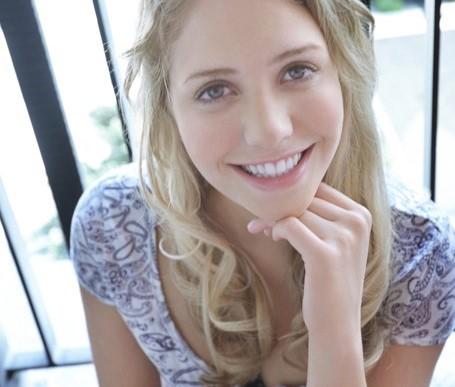 某ハリウッドスター似の金髪美女が疲れを癒すために京都へ一人旅？！出会った男と濃厚セックスをくり広げる？！