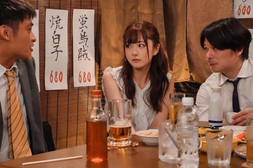 【青空ひかり】本当はあなたが好きだったのに！告白して来ない幼馴染の前で上司とセックスする美女！見られて興奮してしまう！