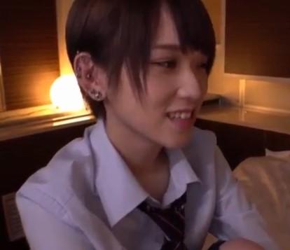 【椎名そら】制服姿のロリ系美少女が援助交際しちゃう！？中年親父に中出しされても笑顔の美少女！！