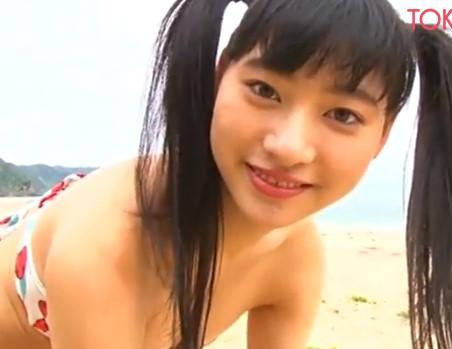 【早坂美咲】ツインテールが良く似合う16歳の高校生アイドルがビキニ姿ではしゃぎ回る？！時折見せるセクシーさも見どころ！