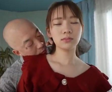 【はやのうた】ロリ系巨乳美少女が中年親父の必要なベロキスに嫌がる素振り？！でも最後はノリノリでセックスしちゃいます！！