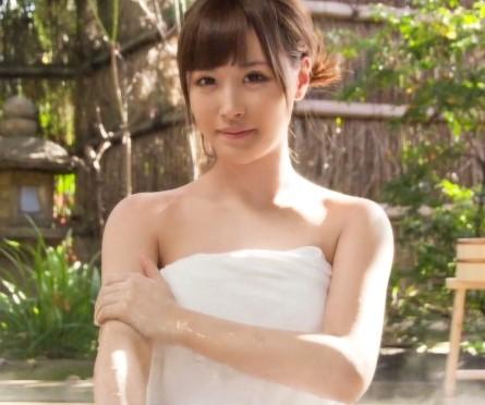 【NTR温泉】『内緒だよ♥』彼氏と温泉に来ていた21歳の美女が口説かれる？！更衣室でセックスしちゃいました？！