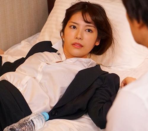 【相部屋NTR】『や、止めて下さい！！』絶倫上司の罠にハマった美人OL！？夫がいるのにイカサレてしまう？！【楓カレン】