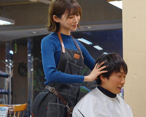 【人妻逆NTR】美容師をしている美人妻がボクの部屋へ出張サービス？！誘惑されたボクは手を出してしまうのか？【黒川すみれ】