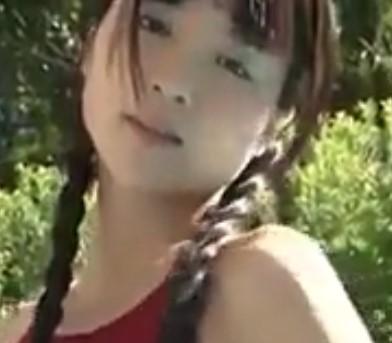 【佐々木絵里】ロリ系美少女が美しい水着姿を披露する？！三つ編みがとっても良く似合っています！！