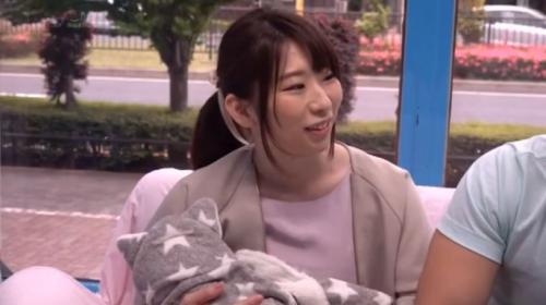 【マジックミラー号】心優しい子持ちの奥様がデカチンで妻に挿入を許してもらえない男性に素股奉仕