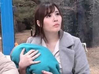 【マジックミラー号】心優しい子持ちのママがデカチンで妻に挿入を許してもらえない男性に素股奉仕
