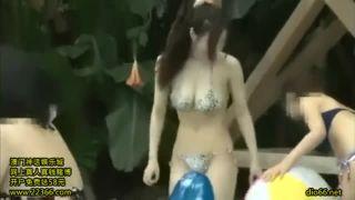 若い男を狩りに来た欲求不満な人妻。小さいビキニを着て市民プールを歩いてるだけで男が入れ食い状態で最高って動画