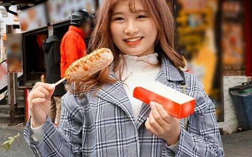 【素人ナンパ】ピンク髪が目立つカワイイ系の女子が乳首もマンコも触れただけでビクン！超敏感なよく笑う女子とSEX！