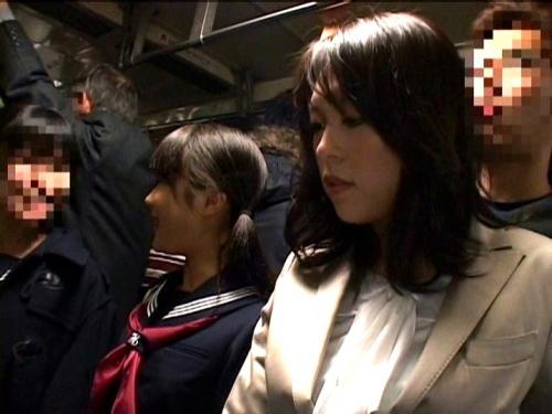 【中出し】娘の目の前で痴漢され絶頂を我慢し続ける巨乳母親