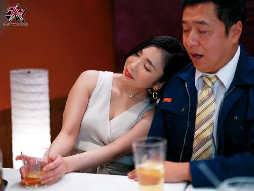 【舞原聖】ヤレそうでヤレない美人で有名なスナックママと閉店後セックス！