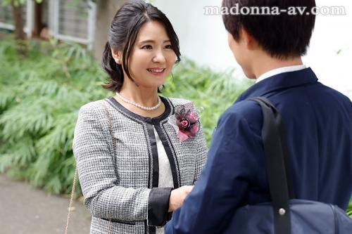 【綾瀬麻衣子】卒業式の後、大人になったムスコへ豊熟ボディでお祝いする義母。