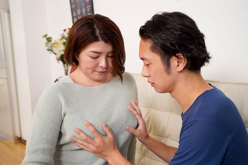 【岡江凛】豊満ボディの爆乳義母が引きこもりの息子を大きな胸で優しく包み込む！