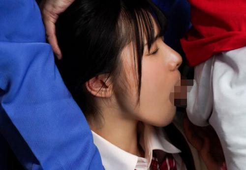 【宮下玲奈】電車の中で嫌がる制服美少女の身動きを奪い口に勃起したチンポを無理やり挿入！