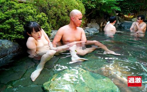 【レイプ】混浴温泉で入浴客の目を盗みながら小柄JDに生肉棒をぶち込む！