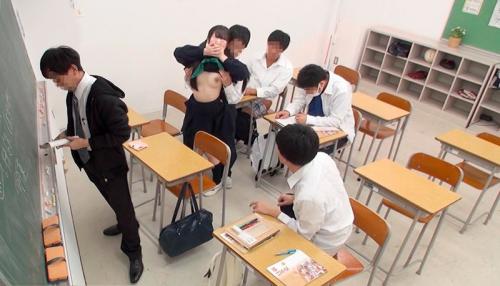 【素人】性欲旺盛な若者男女は授業中にも関わらず先生の目を盗み生中出しセックス！