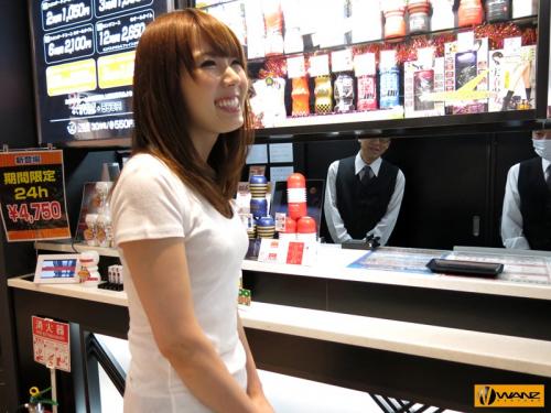 【波多野結衣】世界のハタノが個室ビデオ店に突撃！AVを見ながら実物にヌイてもらう夢のような時間。