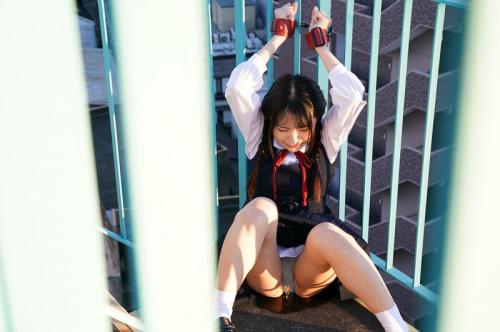 【皆月ひかる】黒髪美少女が拘束されたまま野外で放置され限界尿意に堪えられずお漏らし！