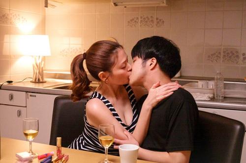 【橘メアリー】接吻マニアの美人ママが娘の彼氏を魔性のキスでとろけさせる！