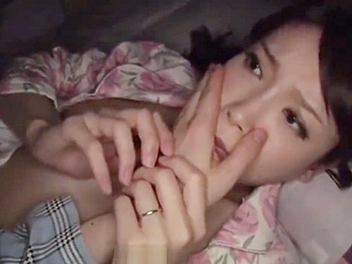 【堀内秋美】コンプレックスに悩む息子が美人ママを夜這いで弄くり倒す