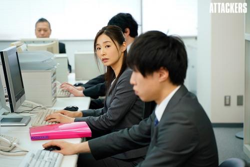 【夏目彩春】よかったら…ウチ来る？彼女がいるのにソファーで眠る美人女上司の寝顔に思わずキスをしてしまった僕