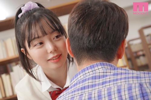 《百瀬あすか》「声出したらバレちゃうよ」囁き誘惑密着で興奮オヤジをシゴき犯す！