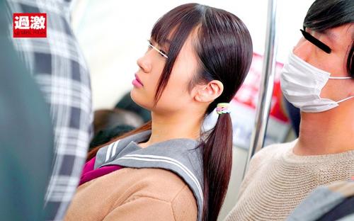 死角に座らせ口姦の餌食に！！汗ばむチ◯ポを咥えさせられ為す術なし！！