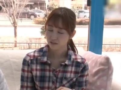 #外見える!?#人妻ナンパ デカチンで悩む男性にスマタご奉仕する素人奥様が興奮して生チンポ受け入れちゃった！発射どころ豊富なR18動画