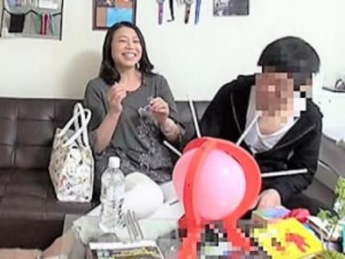 【熟女ナンパ】「そんなとこ見ちゃうの？」３人の子持ち人妻ナンパ♡若々しい五十路熟女な奥様と騎乗位＆フェラ不倫セックス！