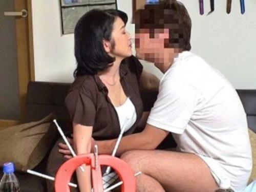 【熟女ナンパ】「すごく大きくなっちゃってビックリ♡」男性のアソコに年甲斐もなく興味津々な爆乳＆五十路熟女！ 人妻ナンパ