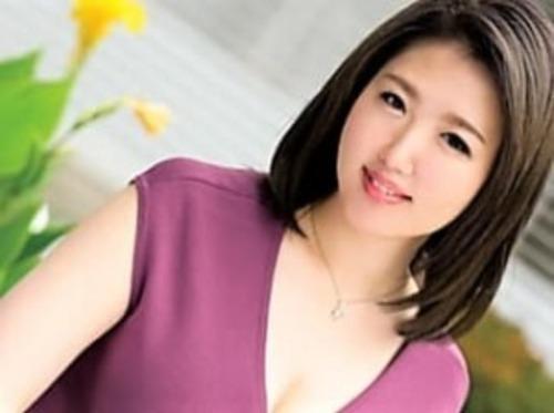 【人妻】むんにゅう～と揉み応え抜群の超爆乳なボイン妻♡浮気のスリルに嵌った奥様はエッチなビデオに出演を決めた！【真島梓】