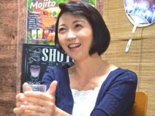 【熟女ナンパ】若い男女で溢れ返る相席居酒屋で一人呑みしている熟女を狙い撃ちで口説いてお持ち帰り!