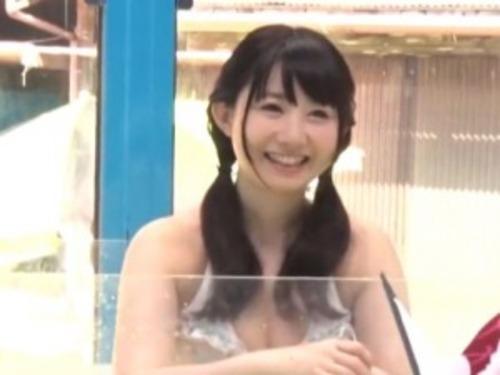 【MM号】真夏のビーチでみつけた激カワロリ学生が移動温泉の体験で初めて会う男性と素股で性器が触れ合いSEXへ！