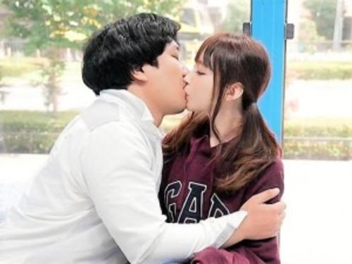 【マジックミラー号】心優しい体育大学に通う10代のスレンダー激カワ美少女がDTに扮した性獣男優に激ピストンされてしまう！