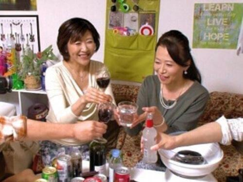 【五十路熟女】イケメンの友達が連れてきた綺麗な美魔女奥さま達!皆で盛り上がってほろ酔い気分で大乱交【熟女ナンパ】