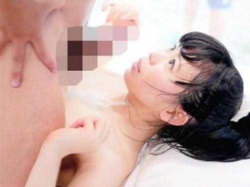 【MM号】真夏の海で見つけた素人カップルのスレンダー娘❤ビキニ美女がオイルマッサージからミラー越しの彼氏裏切っちゃう！