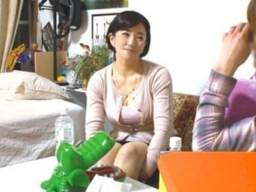 【四十路熟女】見た目綺麗系だが心は野獣な奥さま！実は旦那にさえ隠してきたがチンコを見ると止まらなくなった…！
