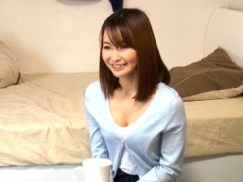 【人妻ナンパ】細身のお綺麗専業主婦を部屋に連れ込むシングルファザー！雰囲気に流されノリで淫らSEXしちゃう不倫現場！