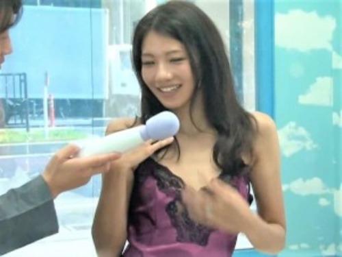 【MM号】清楚で美人な素人ナンパしミラー号に連れ込み❤お小遣い欲しさに制服や水着の写真モデル&他人棒を上下の口で咥え不倫