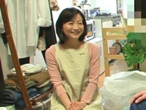 【五十路熟女】おばさんレンタルで来たのは可愛い感じの素敵なおばさま♡甘えられて満更でもなく膝枕から始まる性サービス！