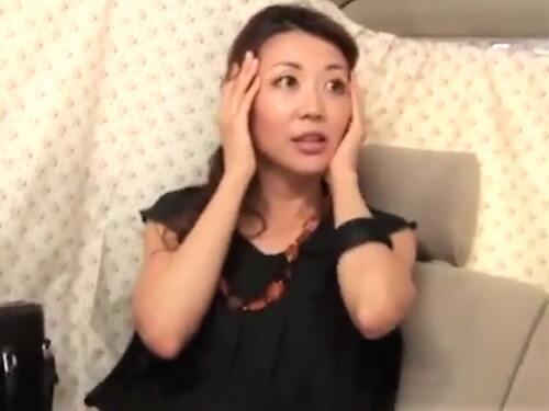 【人妻ナンパ】挑発的な黒のTバックを履く美脚の人妻熟女！ランジェリーCHECKからのエロ行為に発情し車内でカーセックス！