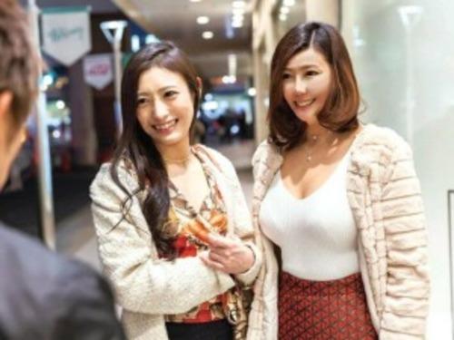 【人妻ナンパ】これからご飯を食べに行く仲良しな要求不満ペア！潮を吹きまくり乱れまくり夫以外とセックスへ！