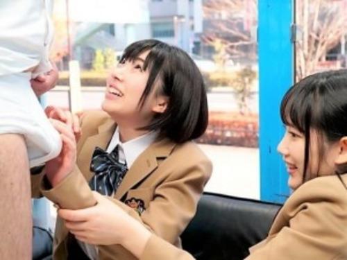 【MM号】制服JKニ人組が新作リップのモニターで初ベロチュウ体験♡濃厚kissでトロトロになったオマンコに巨チンSEX！