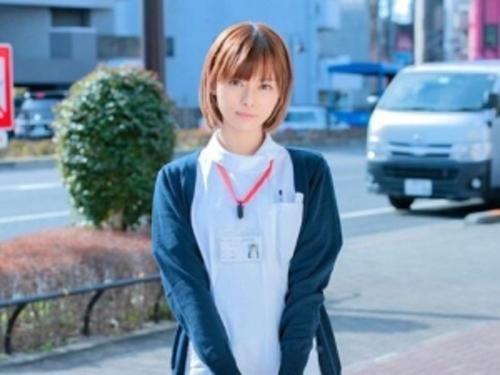 【マジックミラー号】勤務中の天使の白衣なお姉さんに声掛け！戸惑いながらも献身的に射精のお手伝い！
