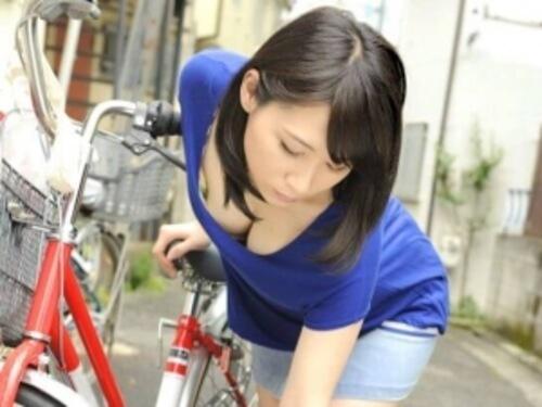 【人妻ナンパ】取材班に扮し爆乳ママチャリ奥様をGET！車中のインタビューから移動しての不倫SEX！