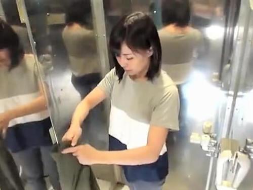 【MM号】美魔女な人妻ナンパしオイルマッサージ❤マジックミラー越しに夫が居る状況で見られながら手マン＆ザーメン中出し❤